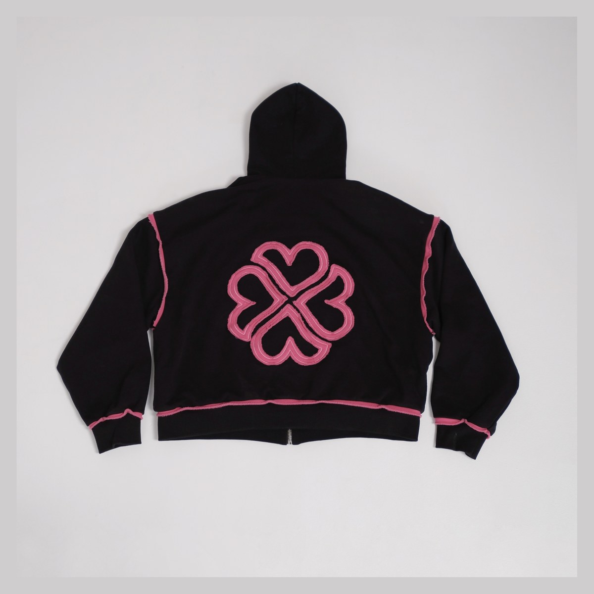 Clover Zip Hoodie / Black: розовый клевер-аппликация на спине, вид сзади