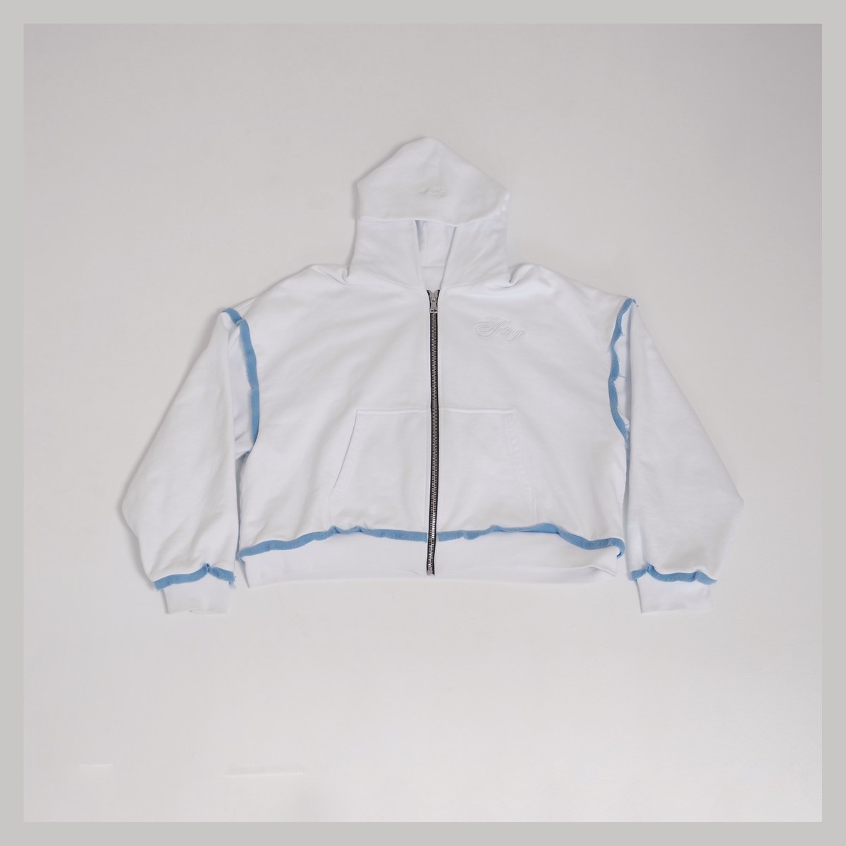 Clover Zip Hoodie / White: белое худи на молнии с голубым кантом по швам, вид спереди